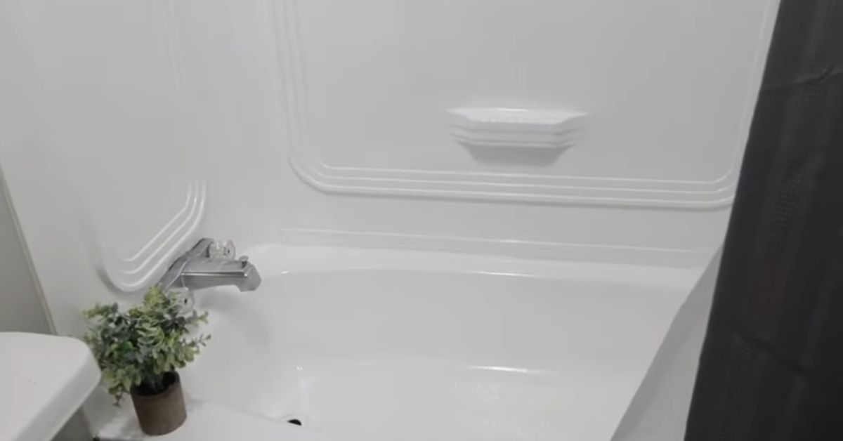 How to Easily Paint a Plastic Bathtub in a Mobile Home